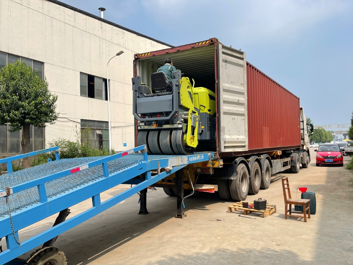 發(fā)往俄羅斯圣彼得堡20臺(tái)思拓瑞克雙鋼輪、鋼膠壓路機(jī)裝柜進(jìn)行時(shí)···